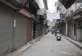 Srinagar Garhwal: होली पर कीर्तिनगर में मारपीट से व्यापारियों में आक्रोश, बाजार बंद कर एसडीएम कार्यालय का किया घेराव