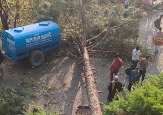 हल्द्वानी में आंधी का कहर: स्कूल की दीवार गिरी, आठ लोग मलबे में दबे; कई जगह पेड़ और बिजली लाइनें टूटीं
