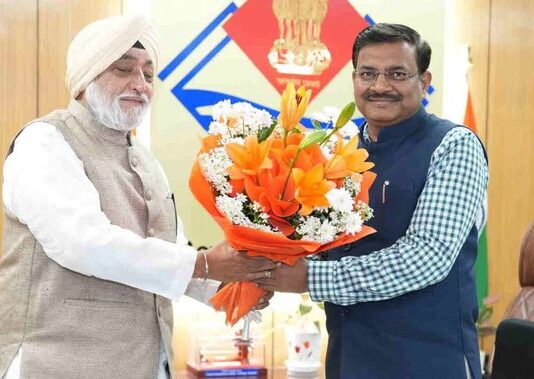 चमोली: 23 मई 2026 को खुलेंगे हेमकुंड साहिब के कपाट, यात्रा तैयारियों को लेकर ट्रस्ट अध्यक्ष ने मुख्य सचिव से की मुलाकात