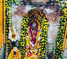 चैत्र नवरात्रि का शुभारंभ: मंदिरों में उमड़ी श्रद्धालुओं की भीड़, पहले दिन मां शैलपुत्री की पूजा