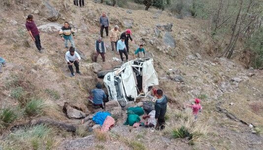 बागेश्वर: कपकोट के रिखाड़ी बैंड में बोलेरो खाई में गिरी, दो महिलाओं की दर्दनाक मौत; पांच घायल