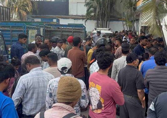 Dehradun LPG Crisis: गैस की किल्लत से परेशान लोग, बुकिंग ठप; सिलिंडर के लिए एजेंसियों और गोदामों पर लगी लंबी कतारें