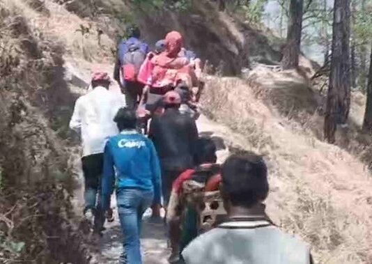 Chamoli News: सड़क न होने से बीमार महिला को डंडी में 5 किमी पैदल ले गए ग्रामीण, चार साल बाद भी नहीं बनी स्वीकृत सड़क