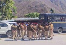 देवप्रयाग में शराब के ठेके के विरोध में महिलाओं का आंदोलन तेज, पुलिस ने आधी रात को हटाए टेंट, बारिश में भी डटी रहीं आंदोलनकारी