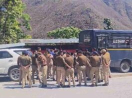 देवप्रयाग में शराब के ठेके के विरोध में महिलाओं का आंदोलन तेज, पुलिस ने आधी रात को हटाए टेंट, बारिश में भी डटी रहीं आंदोलनकारी