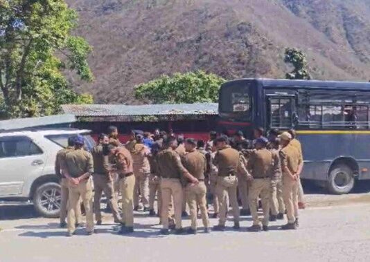 देवप्रयाग में शराब के ठेके के विरोध में महिलाओं का आंदोलन तेज, पुलिस ने आधी रात को हटाए टेंट, बारिश में भी डटी रहीं आंदोलनकारी