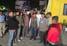 भीमताल में गोवंश से भरा ट्रक पकड़ा, ग्रामीणों और भाजपा नेताओं का हंगामा; तीन लोग हिरासत में