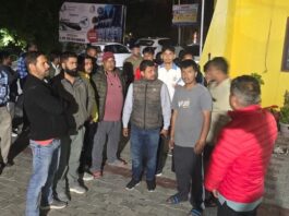 भीमताल में गोवंश से भरा ट्रक पकड़ा, ग्रामीणों और भाजपा नेताओं का हंगामा; तीन लोग हिरासत में