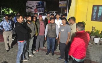 भीमताल में गोवंश से भरा ट्रक पकड़ा, ग्रामीणों और भाजपा नेताओं का हंगामा; तीन लोग हिरासत में