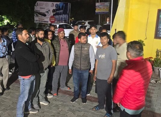 भीमताल में गोवंश से भरा ट्रक पकड़ा, ग्रामीणों और भाजपा नेताओं का हंगामा; तीन लोग हिरासत में