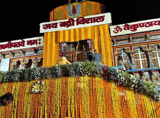 बदरीनाथ धाम कल खुलेगा श्रद्धालुओं के लिए, 25 कुंतल फूलों से सजा मंदिर परिसर, भव्य तैयारियां पूरी