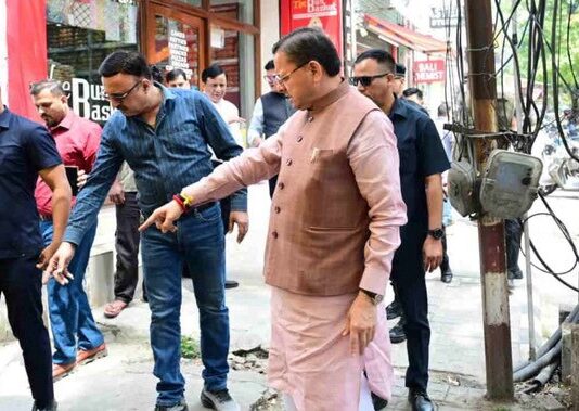 उत्तराखंड: सीएम धामी ने खुद मौके पर पहुंचकर जांची जन शिकायत, वीडियो कॉल पर अधिकारियों को दिखाई जमीनी हकीकत