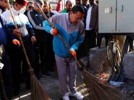 देहरादून में सीएम धामी ने थामा झाड़ू, बल्लूपुर चौक पर चलाया स्वच्छता अभियान, जनभागीदारी पर दिया जोर