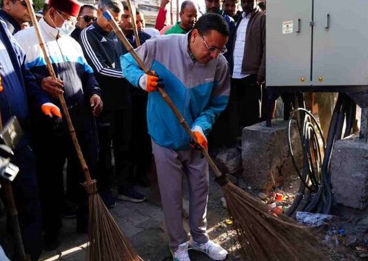देहरादून में सीएम धामी ने थामा झाड़ू, बल्लूपुर चौक पर चलाया स्वच्छता अभियान, जनभागीदारी पर दिया जोर