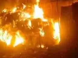 Chamoli News: आकाशीय बिजली गिरने से मंडल में रेस्टोरेंट में लगी भीषण आग, सिलेंडर फटने से हुआ बड़ा नुकसान