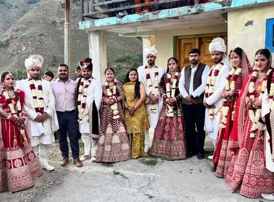 चकराता में अनोखी शादी: एक ही मंडप में पांच भाइयों ने लिए सात फेरे, दुल्हनें खुद लेकर पहुंचीं बारात