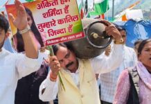 टिहरी के घनसाली में गैस किल्लत पर उबाल, खाली सिलिंडर कंधे पर रख पूर्व विधायक का प्रदर्शन