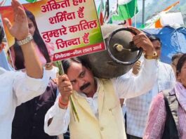 टिहरी के घनसाली में गैस किल्लत पर उबाल, खाली सिलिंडर कंधे पर रख पूर्व विधायक का प्रदर्शन