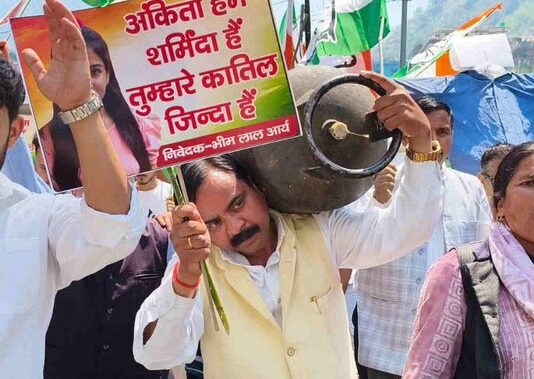 टिहरी के घनसाली में गैस किल्लत पर उबाल, खाली सिलिंडर कंधे पर रख पूर्व विधायक का प्रदर्शन