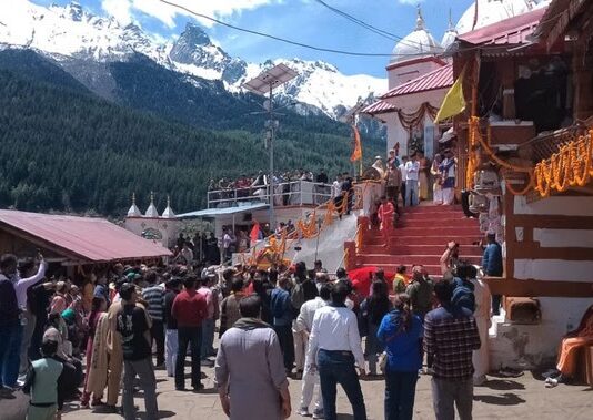 गंगोत्री धाम के कपाट खुलने से पहले मां गंगा की डोली रवाना, मुखबा में नम आंखों से विदाई