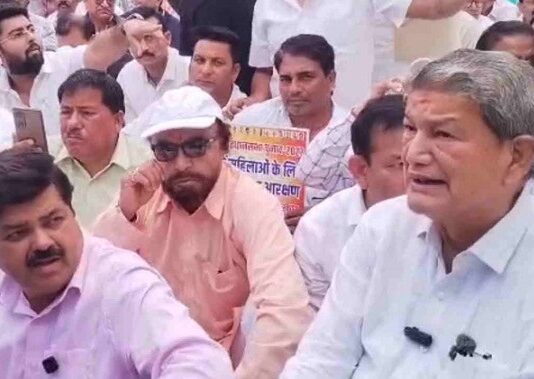 देहरादून में कांग्रेस का प्रदर्शन, विधानसभा में महिलाओं को 33% आरक्षण लागू करने की मांग तेज