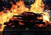 श्रीनगर में हृदयविदारक घटना: 19 साल की बेटी की चिता के लिए नहीं मिली सूखी लकड़ी, डीजल और टायर जलाकर करना पड़ा अंतिम संस्कार