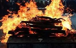 श्रीनगर में हृदयविदारक घटना: 19 साल की बेटी की चिता के लिए नहीं मिली सूखी लकड़ी, डीजल और टायर जलाकर करना पड़ा अंतिम संस्कार