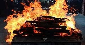 श्रीनगर में हृदयविदारक घटना: 19 साल की बेटी की चिता के लिए नहीं मिली सूखी लकड़ी, डीजल और टायर जलाकर करना पड़ा अंतिम संस्कार