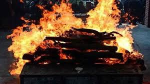 श्रीनगर में हृदयविदारक घटना: 19 साल की बेटी की चिता के लिए नहीं मिली सूखी लकड़ी, डीजल और टायर जलाकर करना पड़ा अंतिम संस्कार