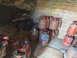 गैस सिलिंडर की कालाबाजारी का भंडाफोड़: खंडहर से 65 सिलिंडर बरामद, आरोपी जुबैर अली गिरफ्तार