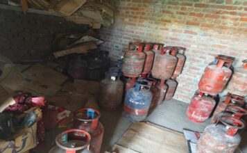 गैस सिलिंडर की कालाबाजारी का भंडाफोड़: खंडहर से 65 सिलिंडर बरामद, आरोपी जुबैर अली गिरफ्तार
