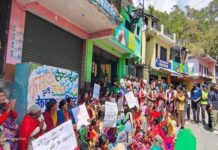 Nainital: मंगोली-बजून में शराब की दुकान का विरोध तेज, छठे दिन भी महिलाओं का अनशन जारी; लिखित आदेश तक पीछे हटने से इनकार