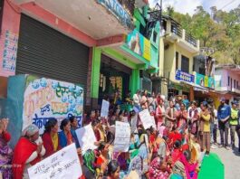 Nainital: मंगोली-बजून में शराब की दुकान का विरोध तेज, छठे दिन भी महिलाओं का अनशन जारी; लिखित आदेश तक पीछे हटने से इनकार