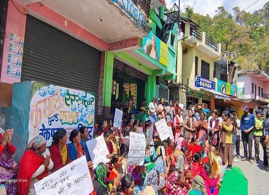 Nainital: मंगोली-बजून में शराब की दुकान का विरोध तेज, छठे दिन भी महिलाओं का अनशन जारी; लिखित आदेश तक पीछे हटने से इनकार
