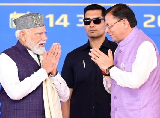 देहरादून में पीएम मोदी का पहाड़ी अंदाज: ब्रह्मकमल टोपी और गढ़वाली-कुमाऊंनी भाषा से जीता दिल, सीएम धामी की जमकर तारीफ