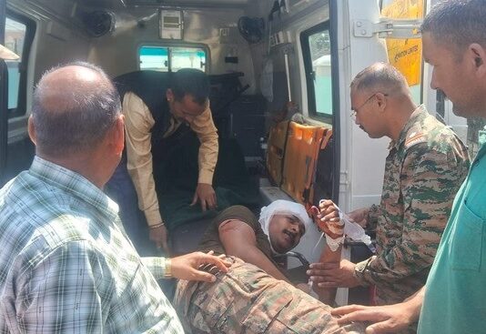 चमोली: मंडल–चोपता रोड पर सेना का वाहन दुर्घटनाग्रस्त, दो जवान घायल; एक को हेली से हायर सेंटर रेफर