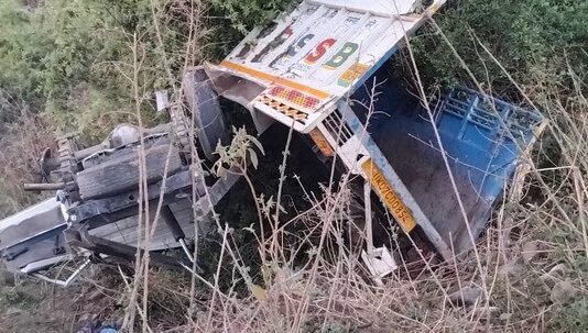 टिहरी हादसा: घुत्तू के पास खाई में गिरा पिकअप वाहन, चालक की मौत, SDRF ने घायल को बचाया