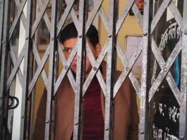 टिहरी गढ़वाल: एडीबी कार्यों में लापरवाही पर भड़के व्यापारी, अधिकारियों को कमरे में बनाया बंधक