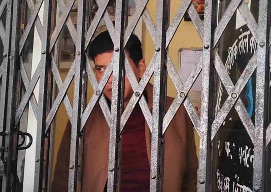 टिहरी गढ़वाल: एडीबी कार्यों में लापरवाही पर भड़के व्यापारी, अधिकारियों को कमरे में बनाया बंधक