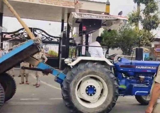 Uttarakhand Special Session: महिला आरक्षण पर आज विशेष सत्र, कांग्रेस विधायक ने विधानसभा गेट पर पलटी गन्ने से भरी ट्रॉली