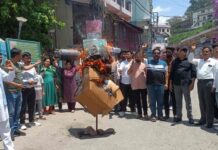अल्मोड़ा में व्यावसायिक गैस सिलिंडर के दाम बढ़ने पर कांग्रेस का उग्र प्रदर्शन, केंद्र सरकार का फूंका पुतला