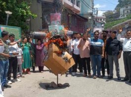 अल्मोड़ा में व्यावसायिक गैस सिलिंडर के दाम बढ़ने पर कांग्रेस का उग्र प्रदर्शन, केंद्र सरकार का फूंका पुतला