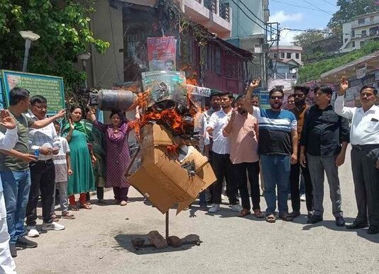 अल्मोड़ा में व्यावसायिक गैस सिलिंडर के दाम बढ़ने पर कांग्रेस का उग्र प्रदर्शन, केंद्र सरकार का फूंका पुतला