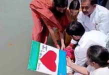 हरिद्वार में नम आंखों के बीच प्रतीक यादव की अस्थियां विसर्जित, बेटी ने गंगा में बहाया ‘आई लव यू पापा’ लिखा कार्ड