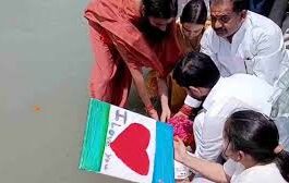 हरिद्वार में नम आंखों के बीच प्रतीक यादव की अस्थियां विसर्जित, बेटी ने गंगा में बहाया ‘आई लव यू पापा’ लिखा कार्ड