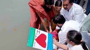 हरिद्वार में नम आंखों के बीच प्रतीक यादव की अस्थियां विसर्जित, बेटी ने गंगा में बहाया ‘आई लव यू पापा’ लिखा कार्ड