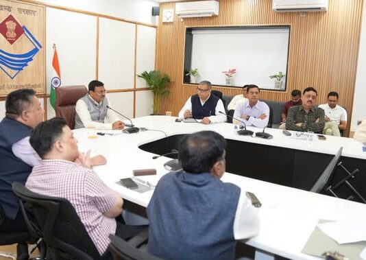 उत्तराखंड में मानसून को लेकर हाई अलर्ट, मुख्य सचिव के सख्त निर्देश; बारिश से पहले सड़कों को करें गड्ढामुक्त