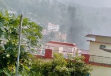 उत्तराखंड में तेज आंधी-तूफान से जनजीवन प्रभावित, मुंबई-दून फ्लाइट डायवर्ट, रेलवे ट्रैक पर गिरे पेड़