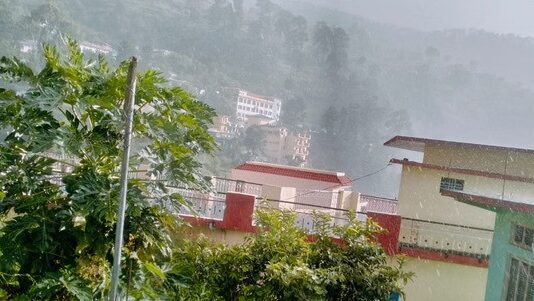 उत्तराखंड में तेज आंधी-तूफान से जनजीवन प्रभावित, मुंबई-दून फ्लाइट डायवर्ट, रेलवे ट्रैक पर गिरे पेड़