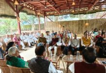 हिंदी दिवस पर लेखक गाँव की प्रकृति की पाठशाला में साहित्यकारों ने बिखेरे शब्द